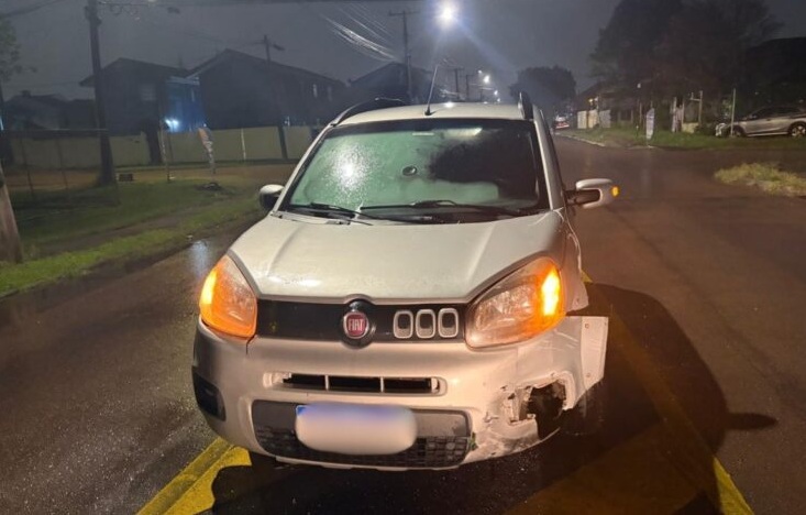 Passageira fica ferida após carro de aplicativo bater em mureta de concreto durante forte chuva em Curitiba Imagem referente a Passageira fica ferida após carro de aplicativo bater em mureta de concreto durante forte chuva em Curitiba