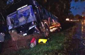 Ônibus com vários passageiros sai da pista durante chuva na BR-369