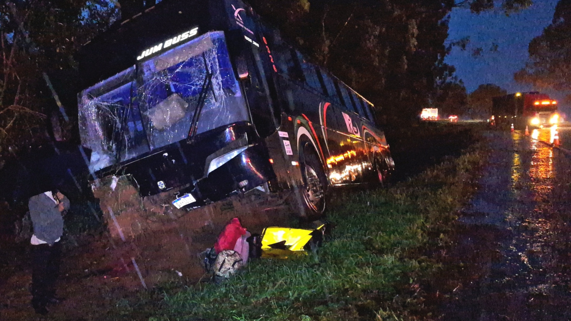 Ônibus com vários passageiros sai da pista durante chuva na BR-369