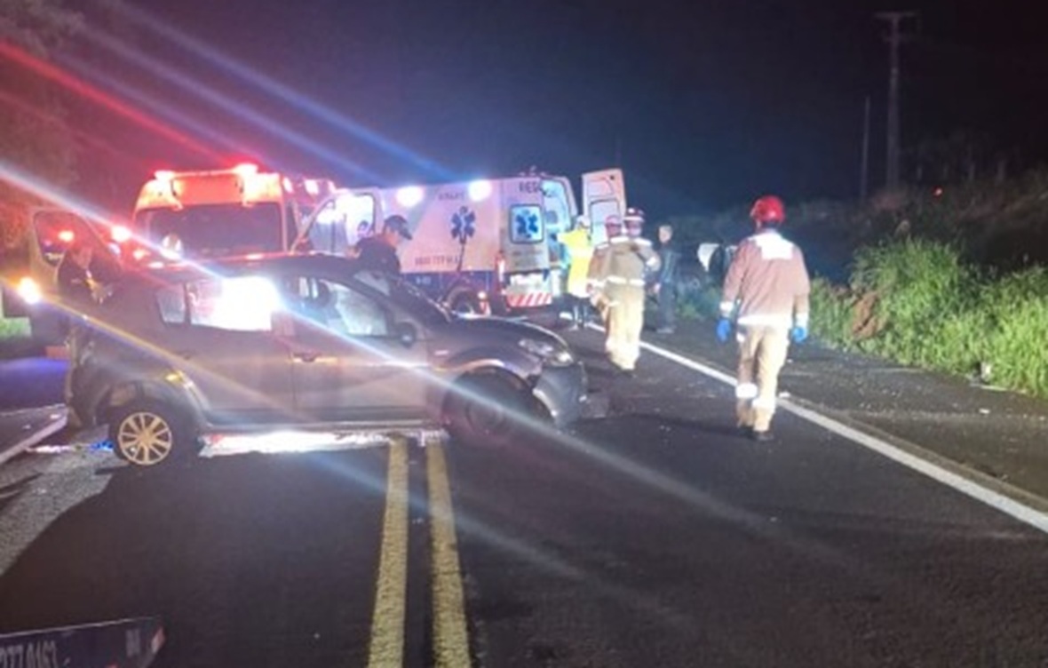 Imagem referente a Quatro pessoas ficam feridas após colisão frontal entre Sandero e Nivus na BR-277, em Céu Azul