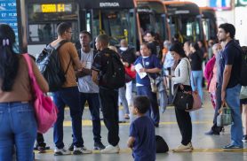 Setor de serviços fica estável em julho e sobe 2,4% em 12 meses