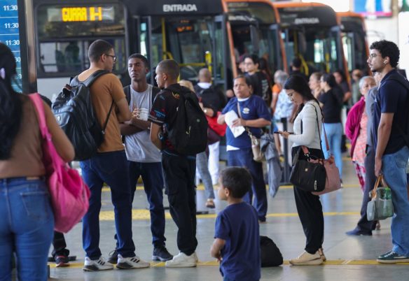 Setor de serviços fica estável em julho e sobe 2,4% em 12 meses