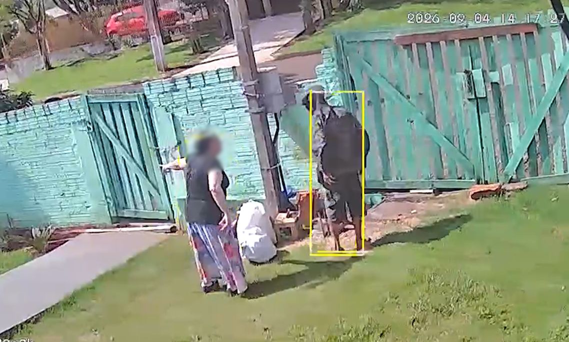 Vídeo mostra mulher expulsando ladrão que furtava churrasqueira: “ladrãozinho filho da P#ta”