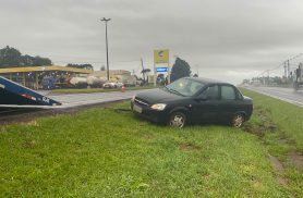 Chevrolet Classic sai da pista e atola no canteiro central da BR-277 em Cascavel