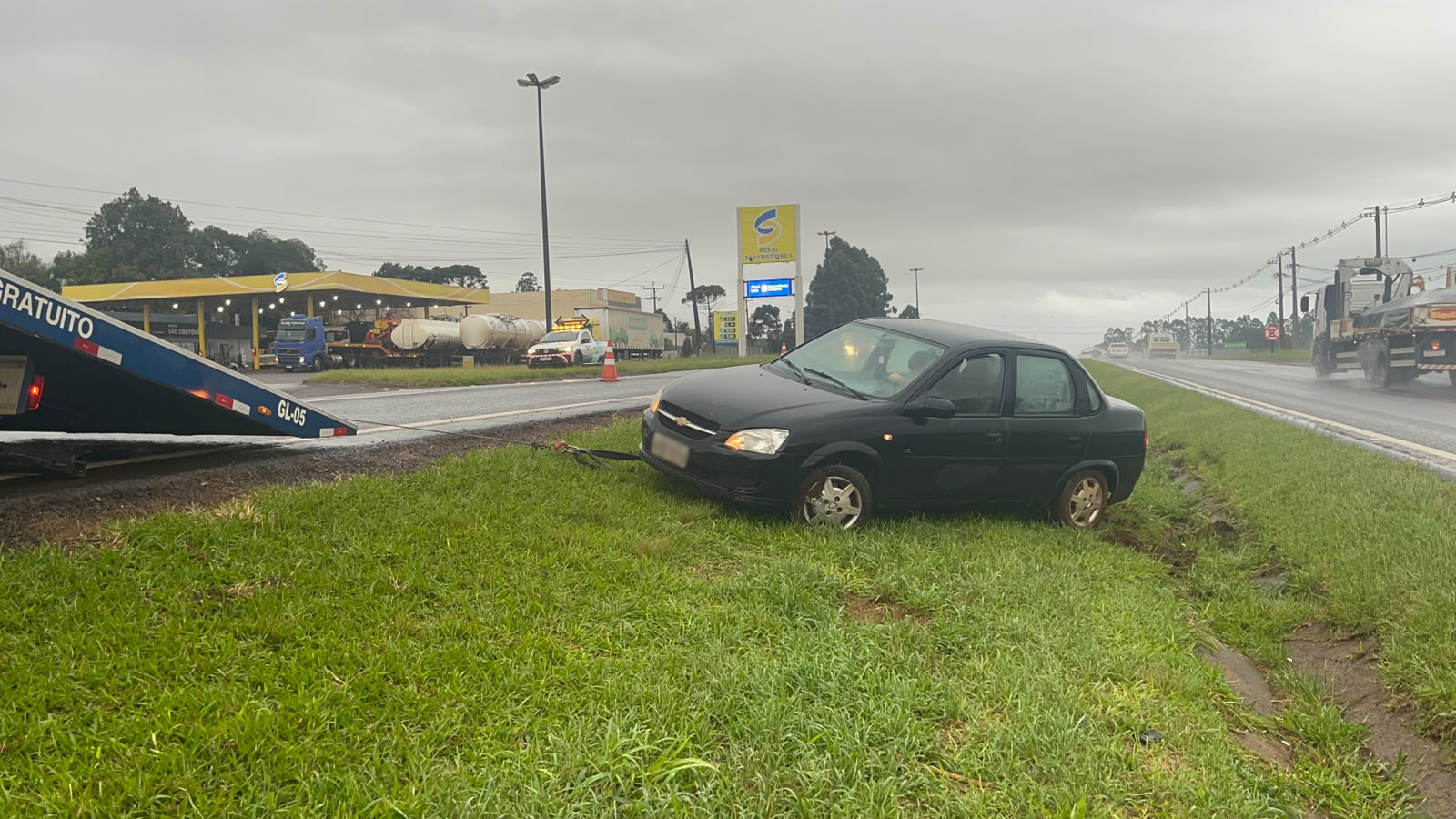 Chevrolet Classic sai da pista e atola no canteiro central da BR-277 em Cascavel