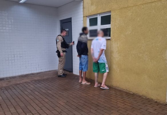 PM localiza procurado por homicídio no XIV de Novembro; outro suspeito é detido com drogas