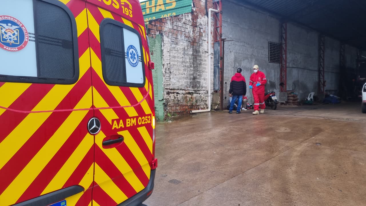 Motociclista desliza em mancha de óleo e fica ferida na Rua João Merlin