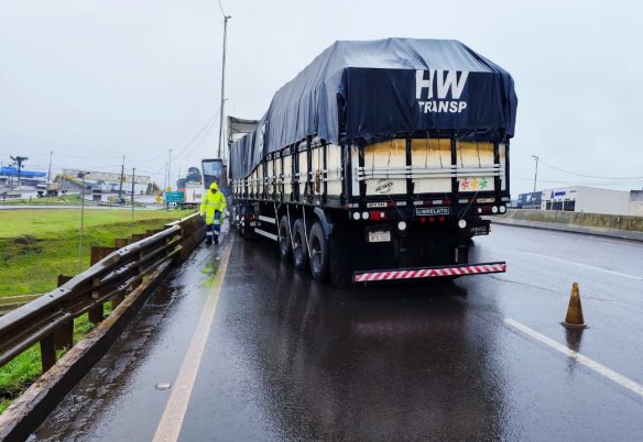 Caminhão em pane e cerração deixam Trevo Cataratas com congestionamento Caminhão em pane e cerração deixam Trevo Cataratas com congestionamento