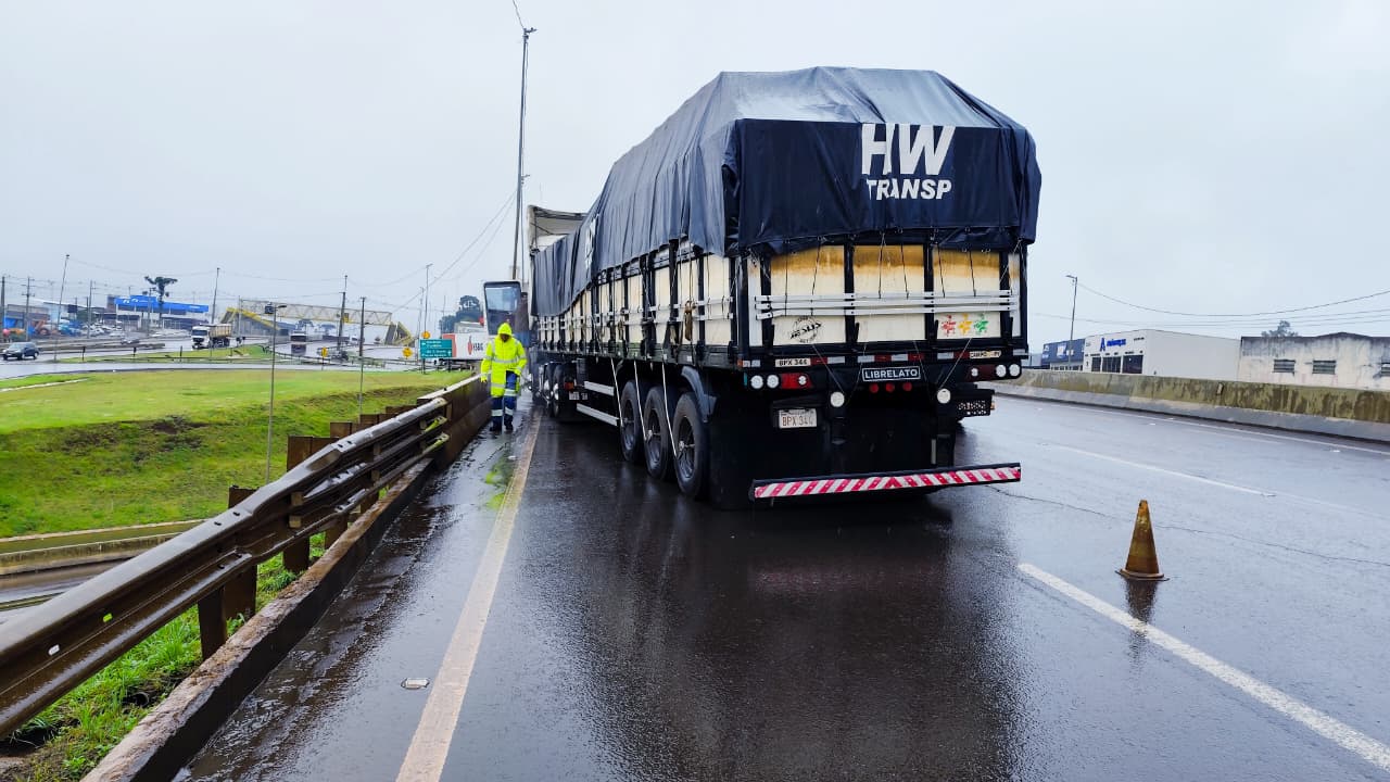 Caminhão em pane e cerração deixam Trevo Cataratas com congestionamento
