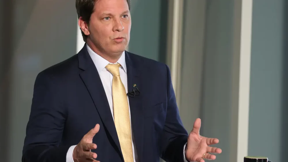 Dino cita risco de evasão e proíbe deputado Mario Frias de deixar país Imagem referente a Dino cita risco de evasão e proíbe deputado Mario Frias de deixar país