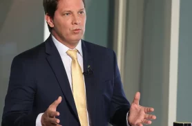 Dino cita risco de evasão e proíbe deputado Mario Frias de deixar país