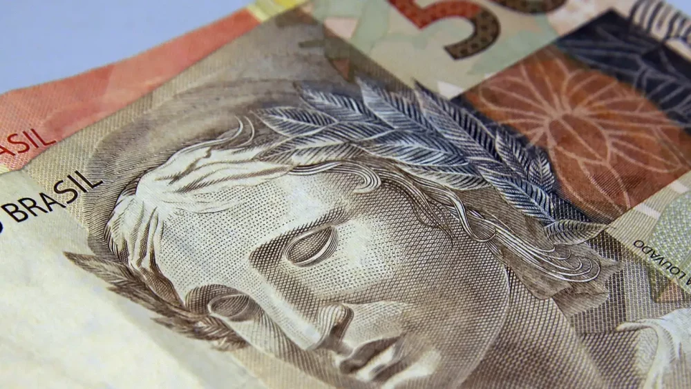 Brasileiros retiram R$ 10,5 bilhões da poupança em agosto Imagem referente a Brasileiros retiram R$ 10,5 bilhões da poupança em agosto