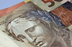 Brasileiros retiram R$ 10,5 bilhões da poupança em agosto