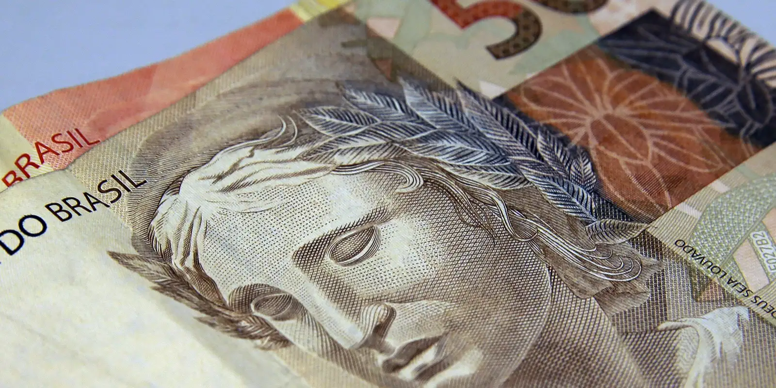 Imagem referente a Brasileiros retiram R$ 10,5 bilhões da poupança em agosto
