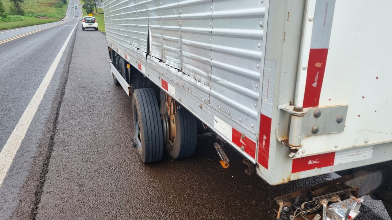 Após invasão de pista, caminhões batem lateralmente na BR-277