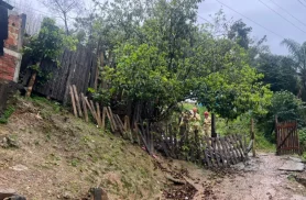 Três pessoas morrem soterradas após deslizamento em Ponta Grossa; vítimas são identificadas Três pessoas morrem soterradas após deslizamento em Ponta Grossa; vítimas são identificadas