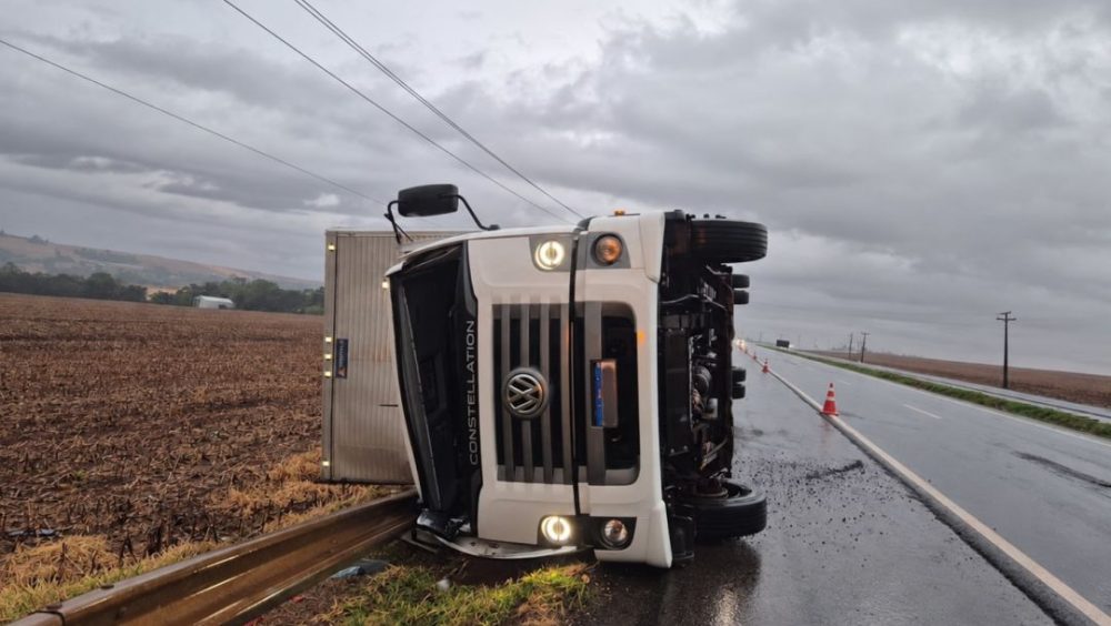Vento forte provoca tombamento de caminhão na BR-163, entre Toledo e Marechal Cândido Rondon Imagem referente a Vento forte provoca tombamento de caminhão na BR-163, entre Toledo e Marechal Cândido Rondon