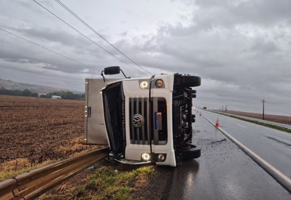 Vento forte provoca tombamento de caminhão na BR-163, entre Toledo e Marechal Cândido Rondon Vento forte provoca tombamento de caminhão na BR-163, entre Toledo e Marechal Cândido Rondon