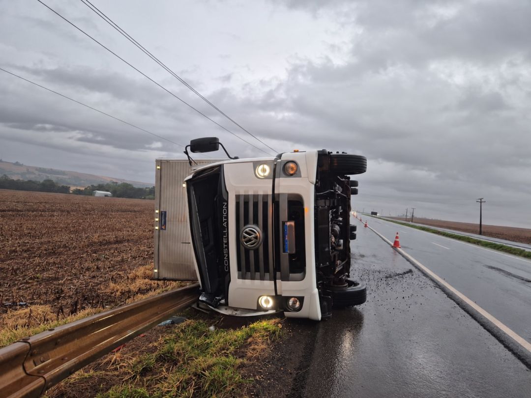 Imagem referente a Vento forte provoca tombamento de caminhão na BR-163, entre Toledo e Marechal Cândido Rondon