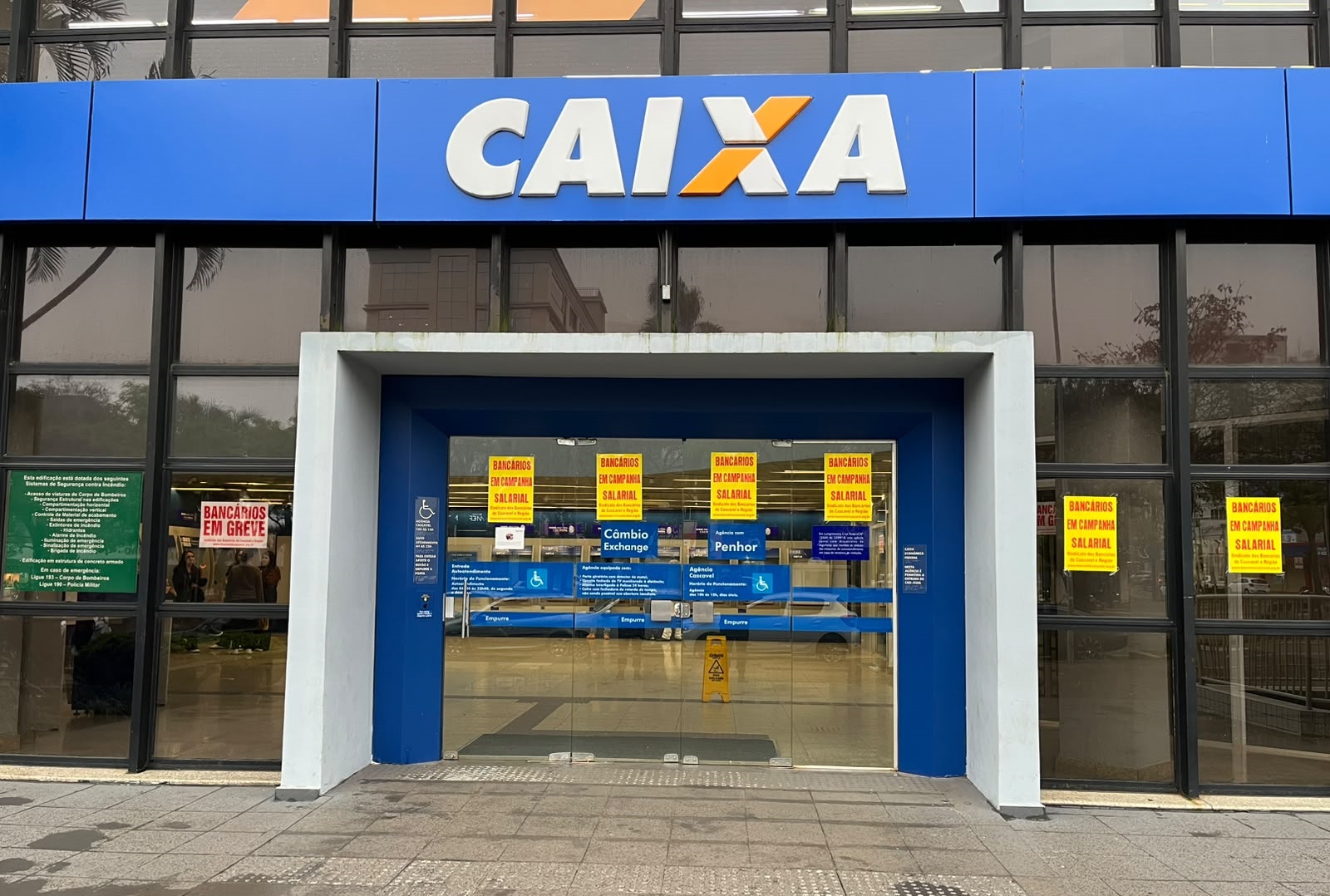 Greve fecha agências da Caixa e do Banco do Brasil em Cascavel