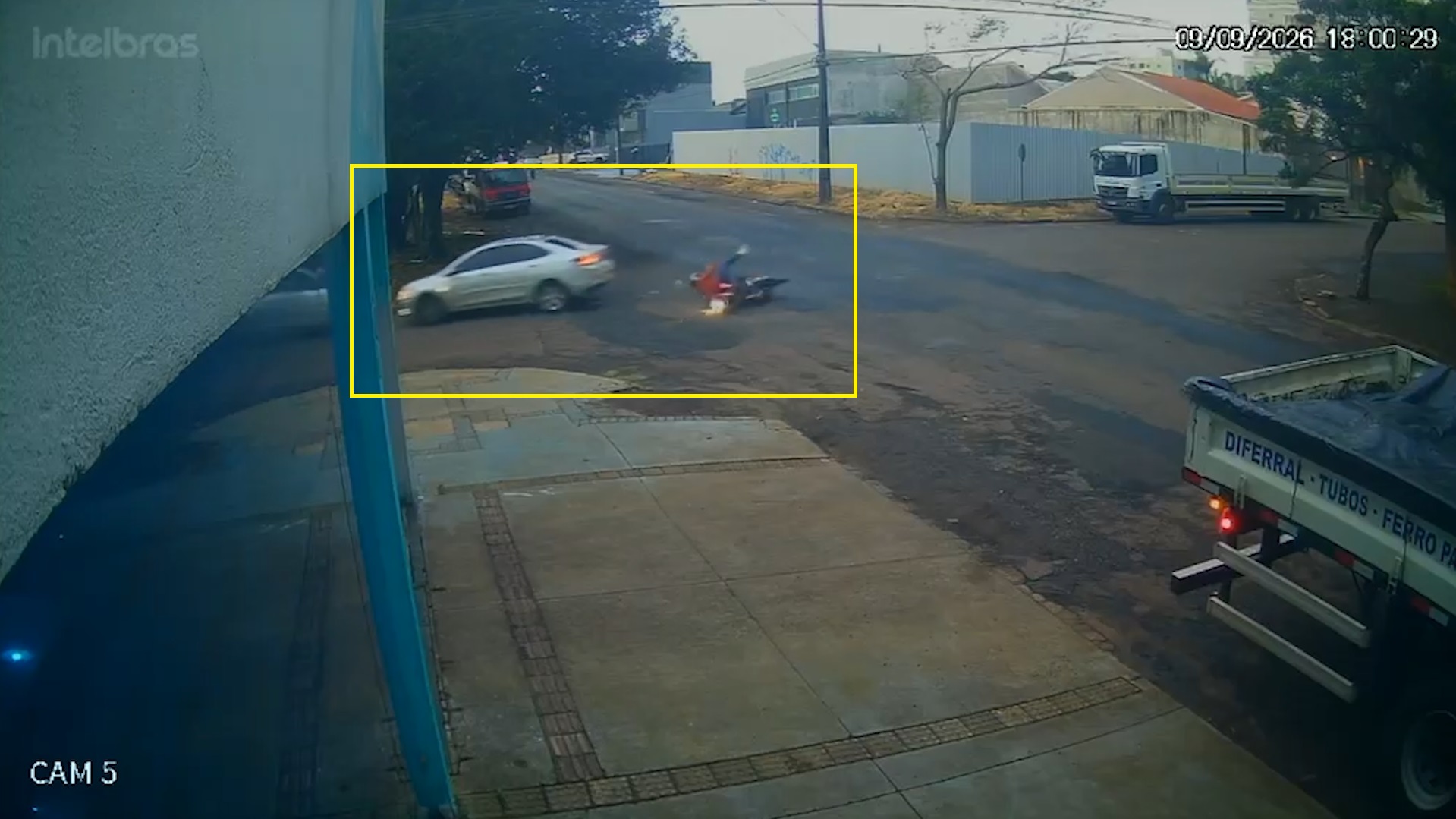 Veja como ocorreu acidente entre carro e moto no Bairro Country
