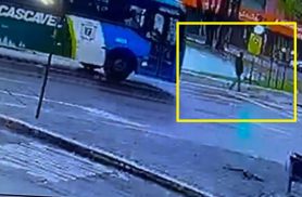 Veja imagens de homem sendo atropelado por ônibus no Centro de Cascavel