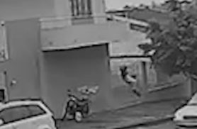 Imagens mostram queda de adolescente da sacada de sobrado no Parque São Paulo, em Cascavel