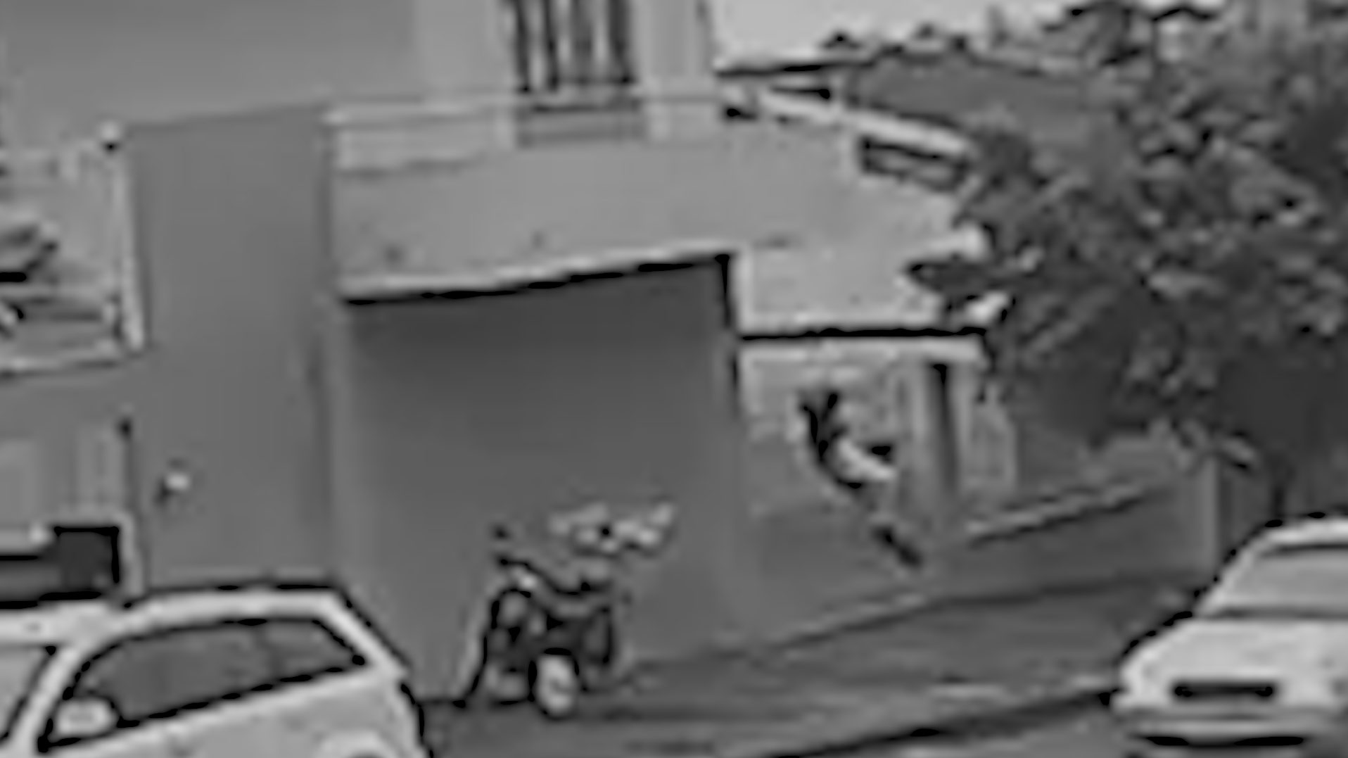 Imagens mostram queda de adolescente da sacada de sobrado no Parque São Paulo, em Cascavel