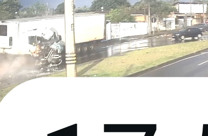 Câmera flagra caminhão desgovernado atingindo muro de lava car e poste no Brasmadeira