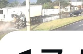 Câmera flagra caminhão desgovernado atingindo muro de lava car e poste no Brasmadeira