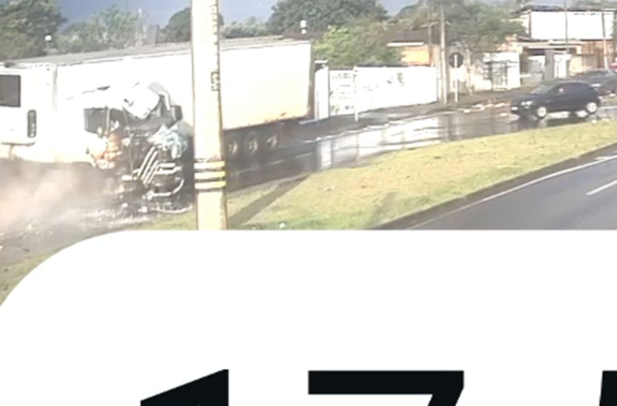 Câmera flagra caminhão desgovernado atingindo muro de lava car e poste no Brasmadeira