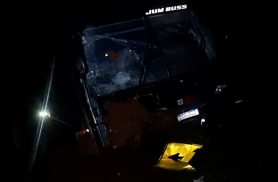 Ônibus que saiu da pista na BR-369 continua no local durante a noite por causa da chuva