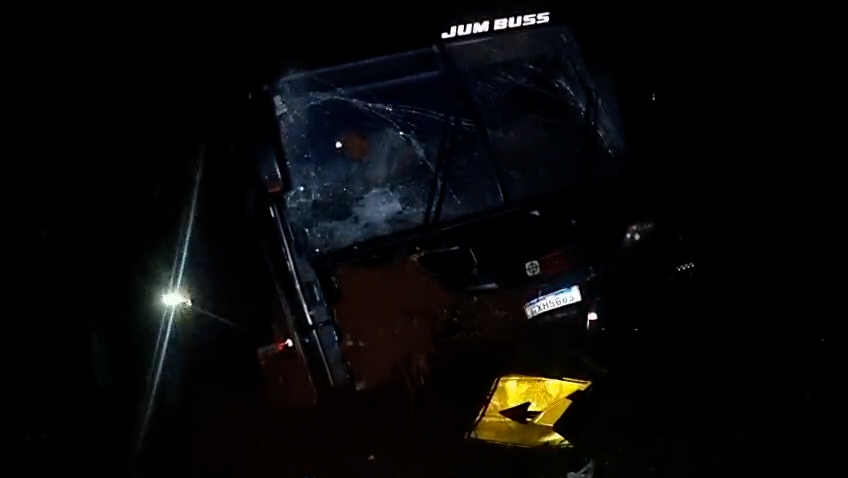 Ônibus que saiu da pista na BR-369 continua no local durante a noite por causa da chuva