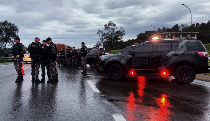 Homem que baleou guarda municipal em balada é morto em confronto com a RONE na BR-277 Imagem referente a Homem que baleou guarda municipal em balada é morto em confronto com a RONE na BR-277