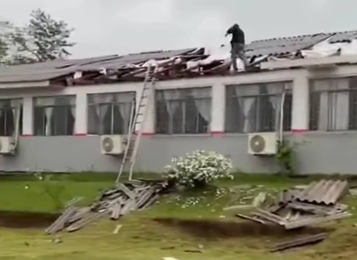 Imagem referente a Tornados, mortes e destruição: Temporal avassalador deixa rastro de estragos e coloca o Paraná em alerta vermelho