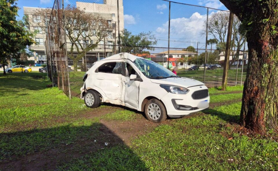 Imagem referente a Ford Ka fica destruído após colisão entre três carros no Uberaba