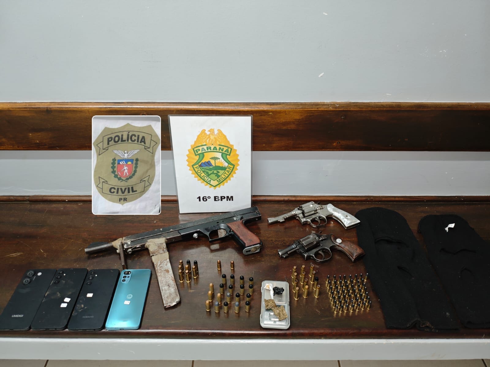Imagem referente a PM e Polícia Civil prendem dois homens e apreendem armas e drogas no bairro Paz e Bem