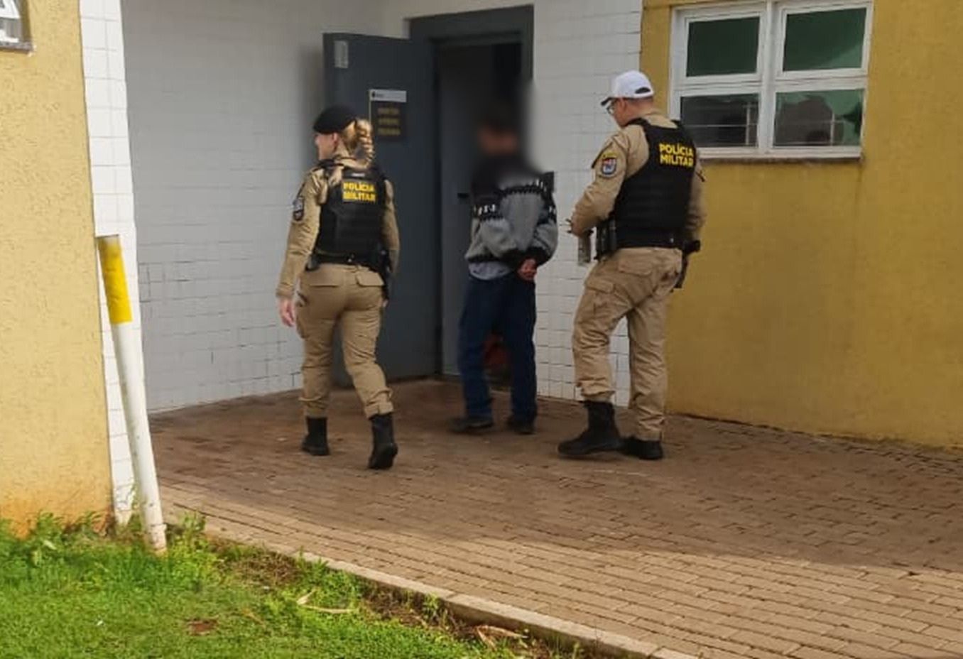 Imagem referente a Motorista que atravessou preferencial e bateu em viatura da PM é detido com maconha