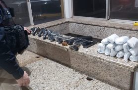 PRF apreende armas e drogas com duas mulheres em ônibus no Paraná