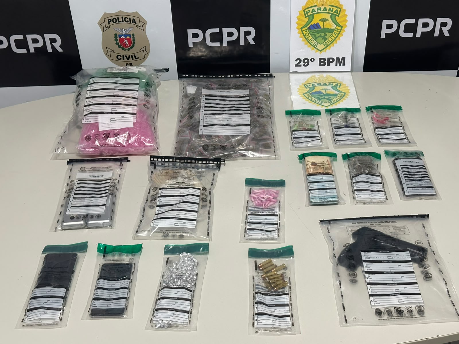 PCPR e PMPR prendem três homens e apreendem drogas e munições em Piraquara Imagem referente a PCPR e PMPR prendem três homens e apreendem drogas e munições em Piraquara