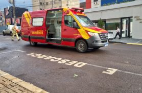 Roda dianteira trava e motociclista vai ao chão no Centro de Cascavel