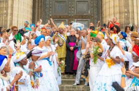 Padre impede Lavagem da Madeleine, celebração afro-brasileira em Paris Padre impede Lavagem da Madeleine, celebração afro-brasileira em Paris