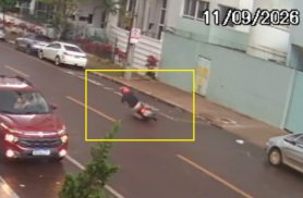Câmera mostra condutor de moto caindo 'do nada' no Centro de Cascavel 