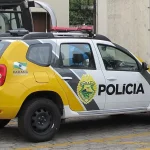Imagem relativa a Cão mantido em corrente curta e água suja por 9 anos é resgatado pela PM; tutor acaba preso