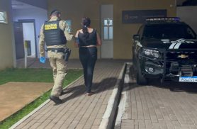 Mulher desacata policiais ao denunciar violência doméstica e acaba presa com drogas no Universitário, em Cascavel