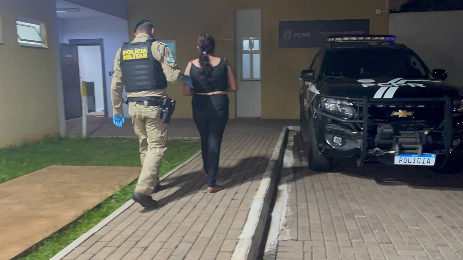 Mulher desacata policiais ao denunciar violência doméstica e acaba presa com drogas no Universitário, em Cascavel