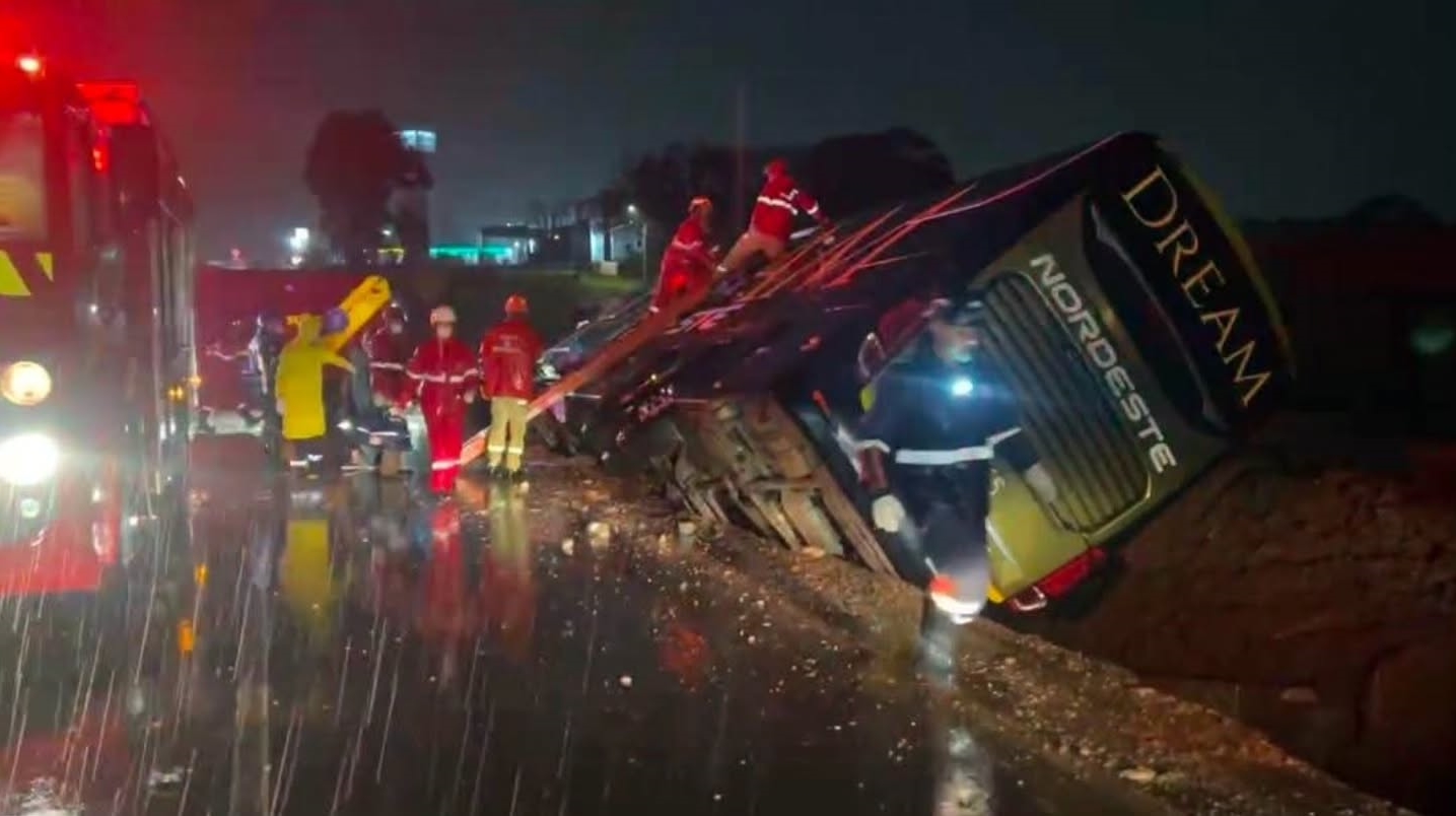 Imagem referente a Ônibus tomba após colidir contra objeto na BR-376 e deixa 10 vítimas