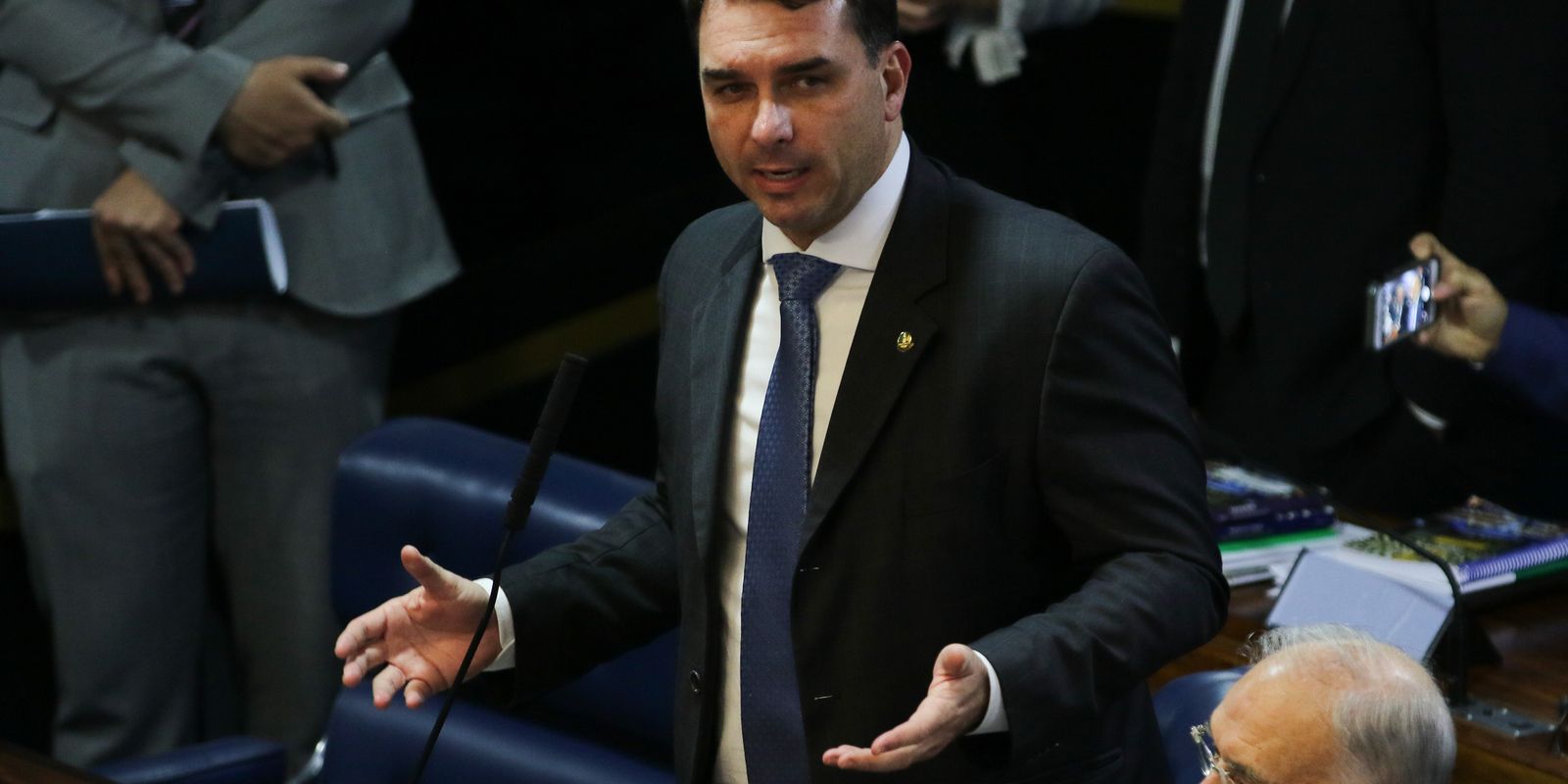 Defesa de Flávio Bolsonaro tentou levar caso Dark Horse a Mendonça Imagem referente a Defesa de Flávio Bolsonaro tentou levar caso Dark Horse a Mendonça