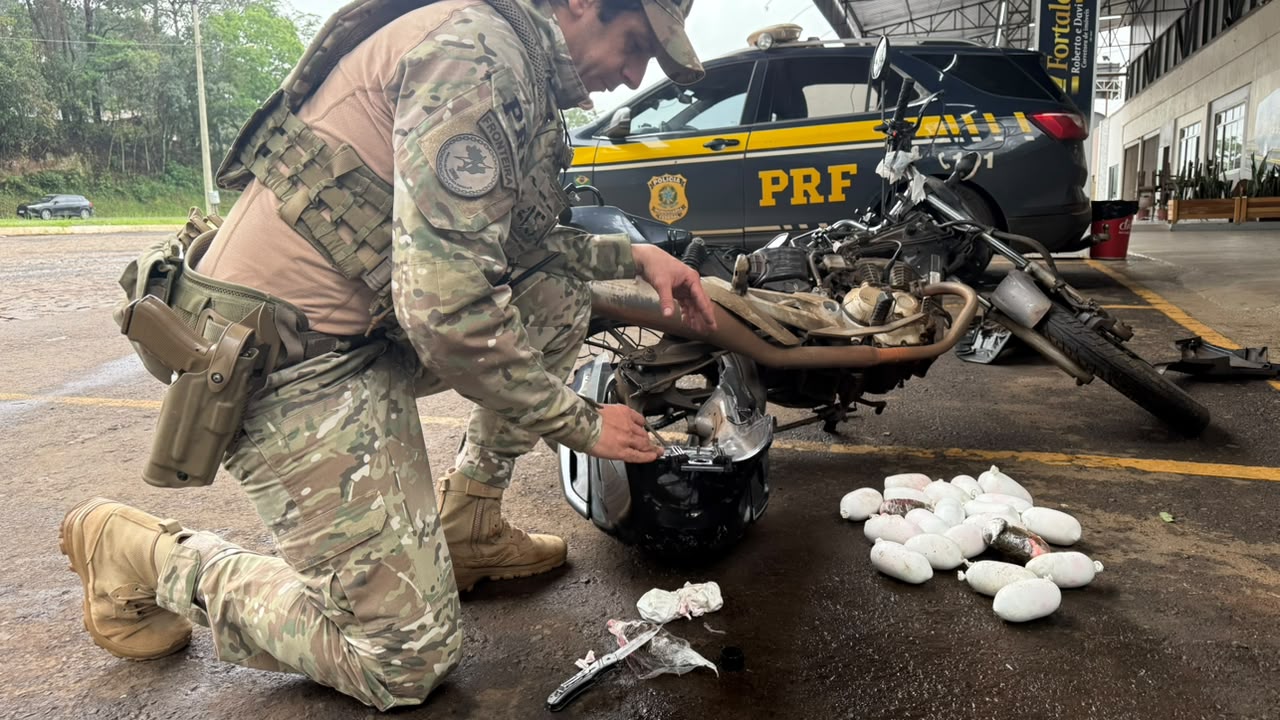PRF apreende 5 kg e meio de haxixe escondidos em tanque de motocicleta em Laranjeiras do Sul