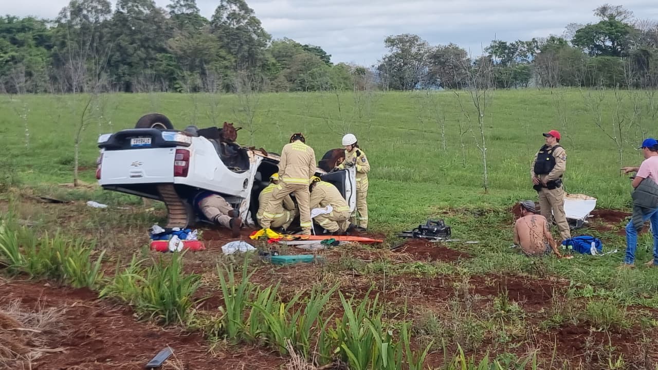 Caminhonete capota e deixa vítimas na PR-180, em Cascavel